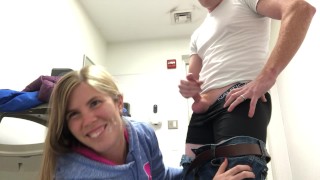 Jeune femme obtient le Big D dans une salle de bain publique-Lisa Brooks