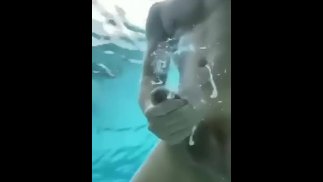 公共泳池射精