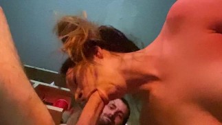 Ella folla y chupa la polla y obtiene una enorme boca llena de semen como recompensa