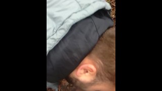 幼崽在树林里吸吮追逐者
