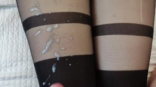 La padrona chatta con il suo amante e ignora il suo cornuto che le lecca il suo sperma dalle gambe