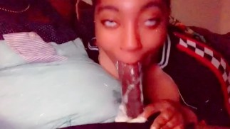 Sie kam zurück, um mehr von diesem großen schwarzen Schwanz zu bekommen, nur um ihre nasse Kehle zu pumpen, ein Sperma bbc vs ebenholz