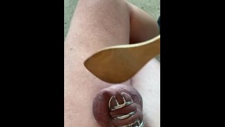 Chlapec v kleci dostane koule rozbité vařečkou