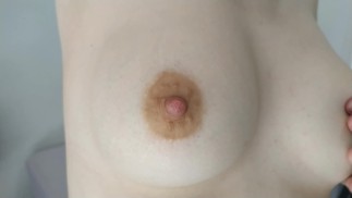 (HD) Qualidade incrível: Provocando meu n1ppl3 e deixando-o duro. Peitos naturais!