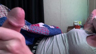 Plagende handjob wordt slordige pijpbeurt!!!
