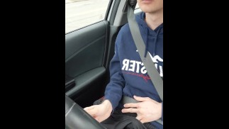 Twink wird im Auto geil und spielt mit seinem Schwanz
