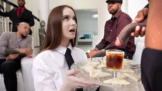 Hazel Moore fait un gangbang anal avec de grosses bites Black