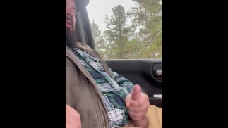 Masturbándose en el trabajo en el bosque
