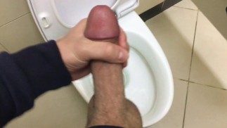 在公共厕所里抽搐粗壮的鸡巴