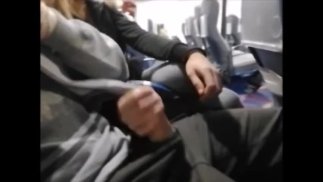 Vzrušující hoňka s výstřikem na veřejnosti