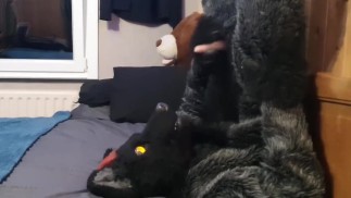 Horny murrsuiter ne peut s’empêcher de se donner une branlette et de sperme dans sa propre femme