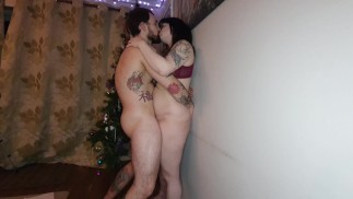 Esposa milf cachonda de pie follando creampie al lado del árbol de Navidad - Side Cam