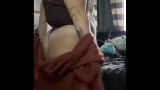 BBW/ SSBBW STRIPTEASE FATASS EN BUIK HANGEN IN STRING WRIJVEN TEPELS