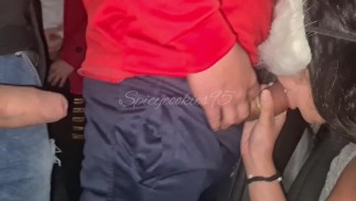 Coura manželka si sperma od cizích lidí na parkovišti. Manžel paroháč točí video. Amatér