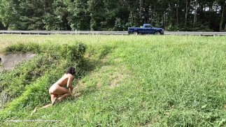Czołganie się całkowicie nago w miejscu publicznym przy drodze