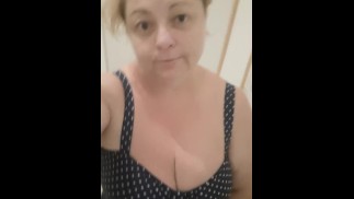 Mommy wants you to lick her pissing pussy 