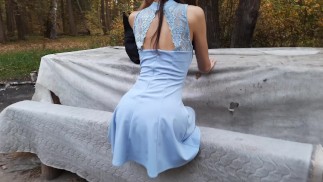 Le cul d’une jeune femme est prêt pour une baise à tout moment. Anal dans un parc public