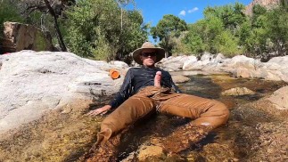Mijando em mim e esfriando em um rio depois de um dia quente de trabalho de campo
