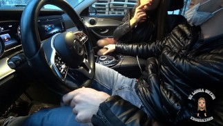 Die Mitreisende hatte kein Geld und sie lutschte den Mercedes-Fahrer