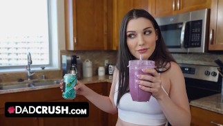 Dad Crush - Fitness-Babe motiviert ihren faulen Stiefvater, mit ihrer saftigen Muschi gesünder zu leben