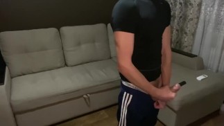 Cara hetero masturbando seu pau grande em roupas esportivas e cums
