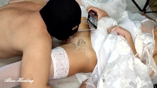 Nuttige Braut Lässt Ihren Cuckold-Ehemann Nach Fünf Schlägen Das Sperma Aus Ihrer Muschi Lecken
