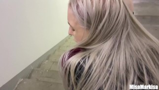 transou com uma colega de classe loira prostituta na escada e gozou em sua grande bunda branca