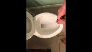 トイレで長いおしっこをする。