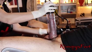 Extrémní ESTIM Femdom dojicí sestra s 18 palcovým zvukem, E-Stim a maximálními limity Pumpování kohoutem 