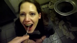 Viktoria Goo - Tragando una carga de orina masiva en el baño de la parte de camiones
