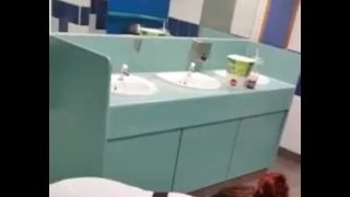Šukat ji v cenima záchodě, zatímco její muž venku čeká
