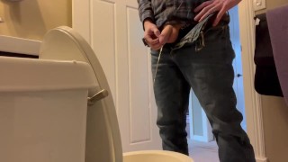 男の放尿の率直なショット。