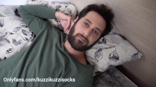 Colocataire filme un hétéro avec des chaussettes orange malodorantes jouant avec une énorme bite