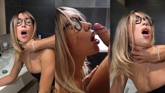 Podvádění S Blondýnkou MILF Macecha V Koupelně, Zatímco GF Ve Vedlejší Místnosti