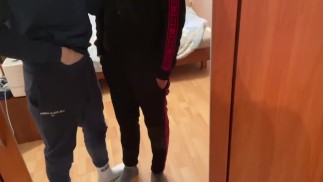 Russische Jungs in Sportkleidung