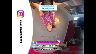 Garota tira os sapatos suados e enfia as meias sujas e suadas na sua cara VR180 - 3D