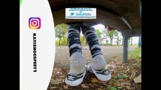[VR180] Lamba os sapatos dela - Garota com tênis suados e meias totalmente sujas e fedorentas pés fe