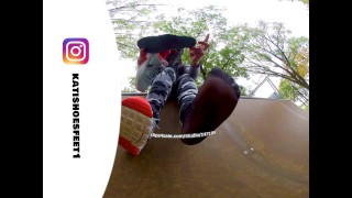 [VR180] Nylons suados mostram seus Nikes suados e palmilhas e pés fedidos