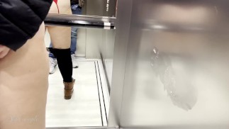 Public fick und blowjob im Hotel Aufzug - Auf den Arsch gespritzt und an der Aufzugwand abgewischt !