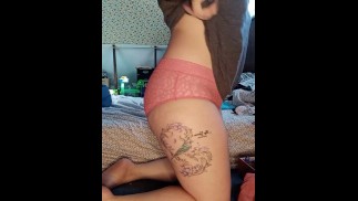 Babe se prueba las bragas y luego deja que su culo se trague un tapón anal