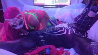 @SexyNeonKitty сосет член Человека-паука, пока его трахают пальцами.