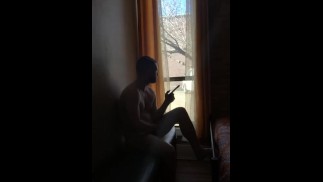 Atrapado desnudo y masturbándose en la ventana