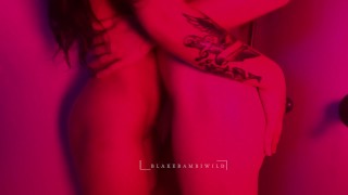 Couple de lesbiennes prennent une douche sensuelle romantique ensemble