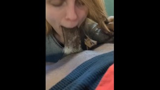 Fille blanche au cul bizarre donnant un haut Bâclé à une grosse bite noire