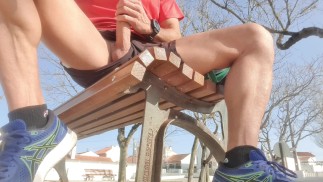 Masturbation risquée sur un banc de parc public - les gens regardent