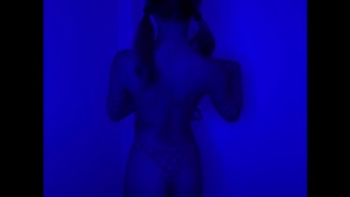 JASMINE GREY SE DÉSHABILLE LENTEMENT POUR VOUS (CULTE DU CORPS)
