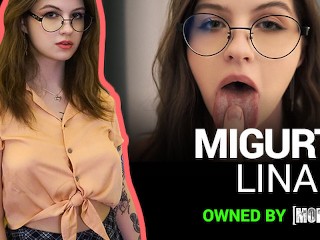 Mofos - Migurtt Lina Fait Une Gorge Profonde à Son Copain Avant De Le Chevaucher