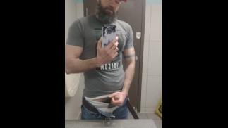 Papai musculoso se masturbando no banheiro público