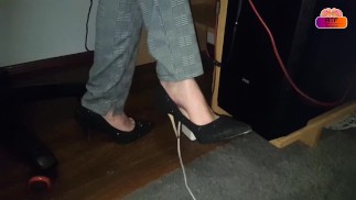 Jefe me dio una paja con los pies para detener mi renuncia
