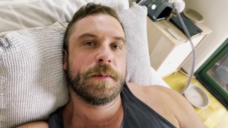 Urso musculoso peludo Koby Falks POV masturba e Cums na cueca